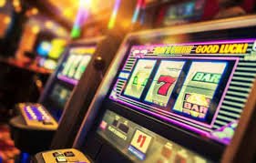 Fitur bonus putaran gratis Reactoonz dengan karakter Gamesies dan pengganda reaksi yang meningkat